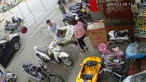 Une femme perd le controle de son scooter et renverse une passante