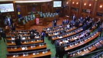 Kosova meclisinde gaz bombası atıldı (2) - PRİŞTİNE