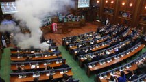 Kosova meclisinde gaz bombası atıldı - PRİŞTİNE