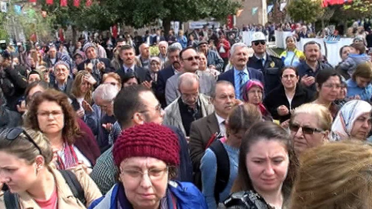 Şifalı Mesir Macunu için ezilme tehlikesi atlattılar... İzdiham böyle görüntülendi