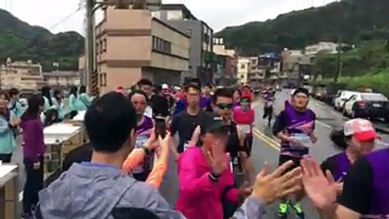 新北國際認證 萬金石馬拉松 Give me five！一起加油！
