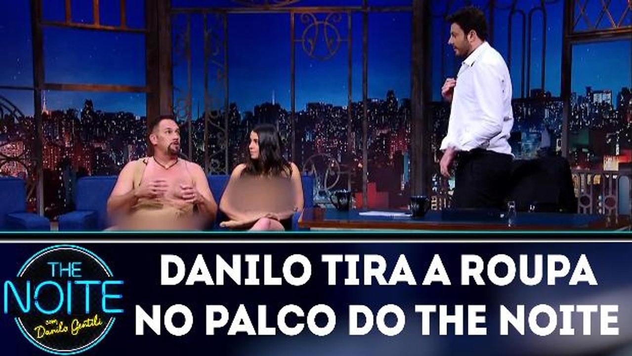 Danilo Gentili tira a roupa no palco do The Noite
