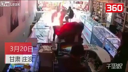 Çon celularin për ta rregulluar në servis, i shpërthen bateria në fytyrë (360video)