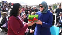 Valinin eşi ateşi yaktı, komutanın eşi üzerinden atladı...Nevruz kutlamaları renkli görüntülere sahne oldu
