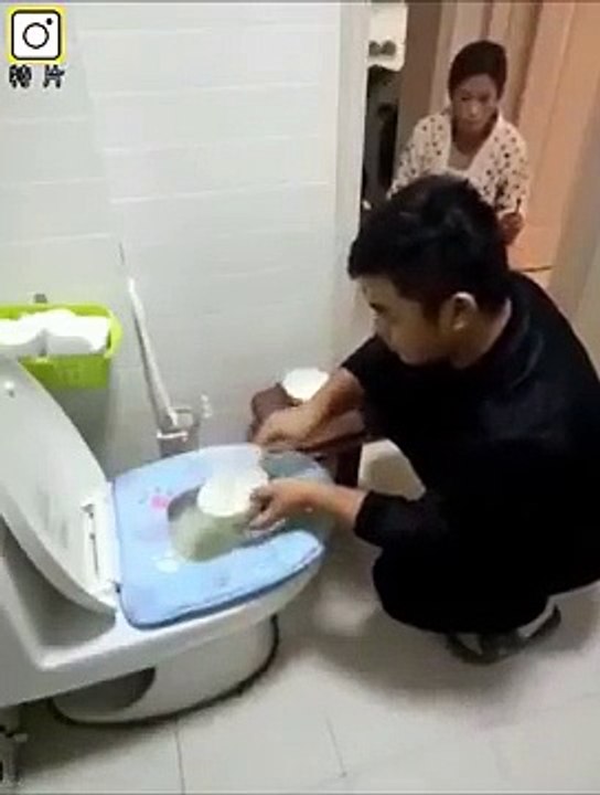 Il cuisine dans la cuvette des toilettes... On va au resto???