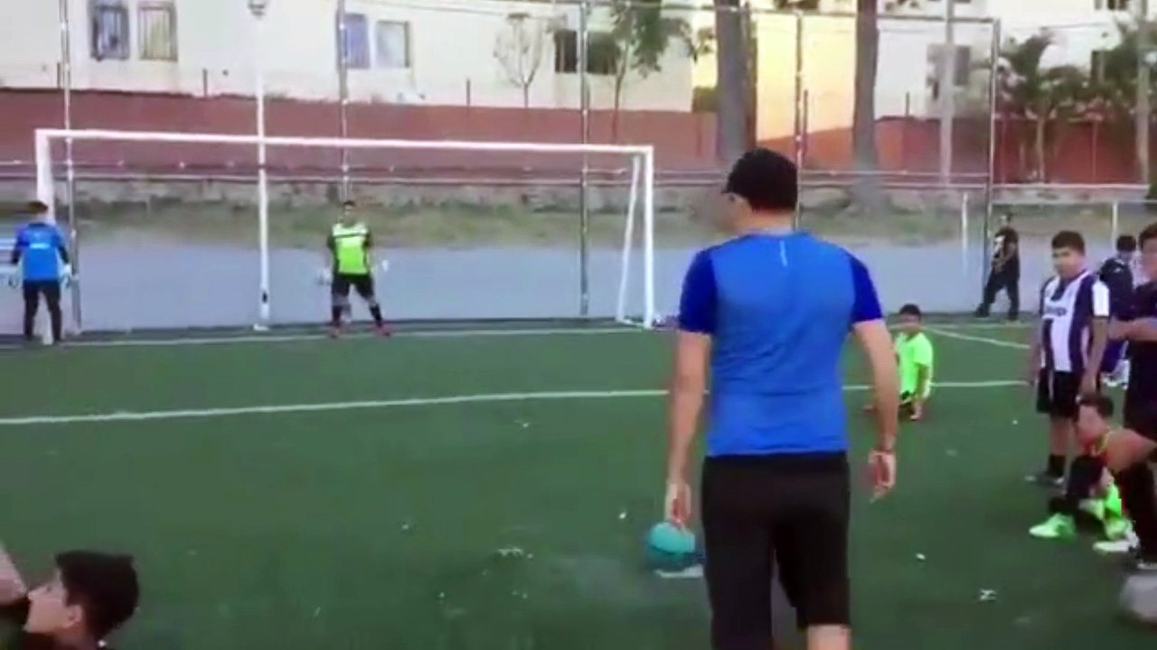 Un jeune homme utilise une technique géniale pour marquer un penalty à coup sûre !