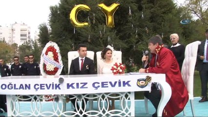 Evlenen polis memurları nikaha tomayla geldi