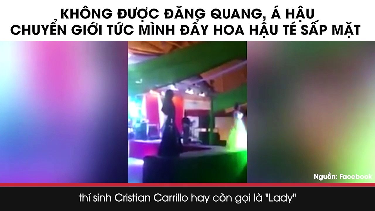 Không được đăng quang, á hậu chuyển giới tức mình đẩy hoa hậu té sấp mặt