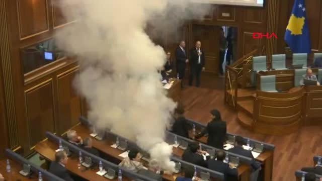 Kosova Meclisi'nde Gaz Bombalarına Rağmen Karadağ Sınır Anlaşması Onaylandı