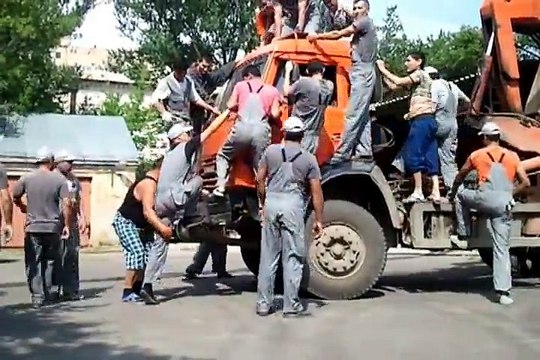 Regardez comment il font contre-poids sur un camion qui soulève un chargement trop lourd