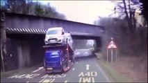 Un poids lourd transportant des voitures tente de passer sous un pont.