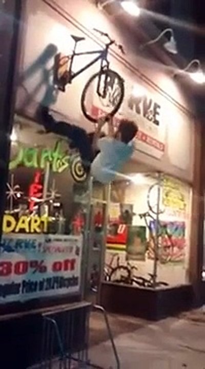 Cet homme ivre veut grimper sur l'enseigne d'un magasin et va le regretter... Chute énorme et KO