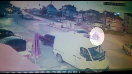 Kamyonun çarptığı motosiklet sürücüsü genç kız hayatını kaybetti... O anlar kamerada