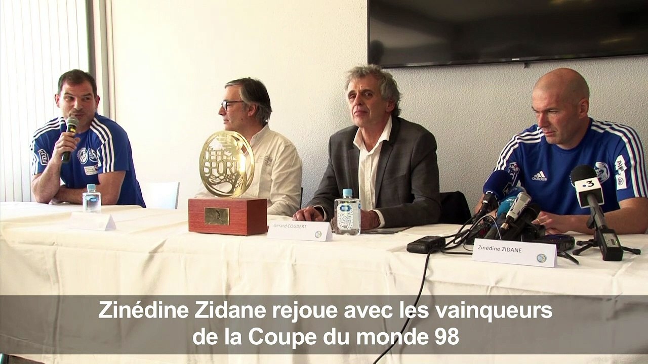 Zidane rejoue avec les vainqueurs de la Coupe du monde 98