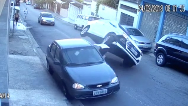 VÍDEO: ¿Se puede ser más torpe? Mira como la lía este conductor