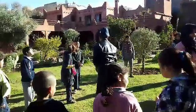 Lancement de ballons tour à tour en dispositif en cercle