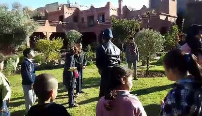 Lancement de ballons tour à tour en dispositif en cercle