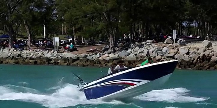 Un homme à l'avant de ce hors bord va passer un mauvais moment