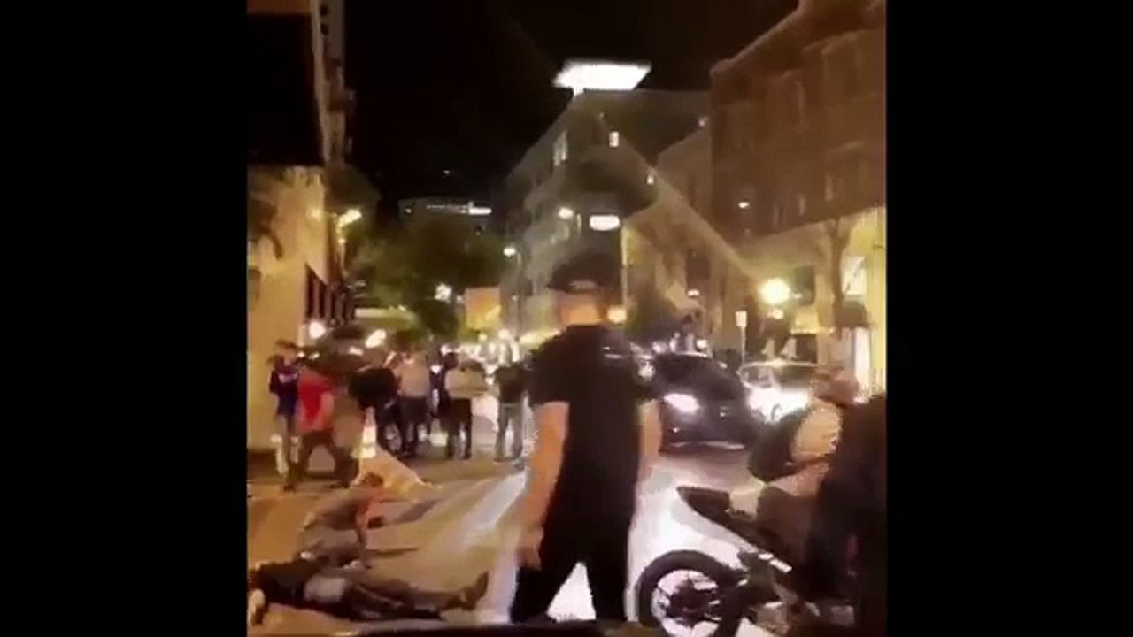 Il frappe sa moto, il finit KO