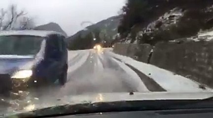 Gjendja aktuale e rrugës në Shkopet, Burrel. Po bie breshër, jo dëborë, ndaj #udhëtonimekujdes