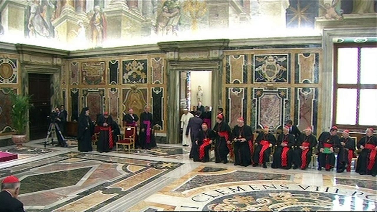 'Ministro da Comunicação' do Vaticano se demite após polêmica