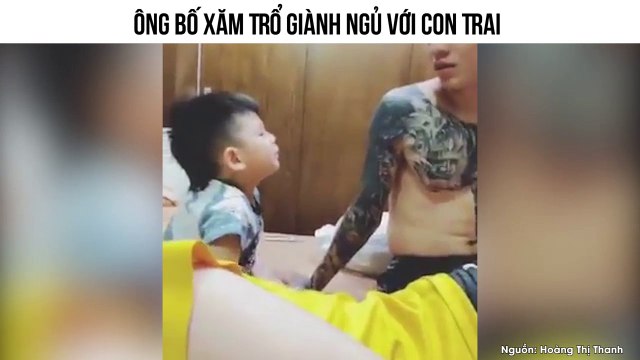 Cười đau bụng trước clip ông bố xăm trổ dùng mọi lý lẽ không chịu nhường mẹ cho con trai ngủ cùng
