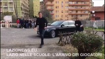 Lazio nelle scuole: l'arrivo dei calciatori all'Istituto 'Viale Venezia Giulia'