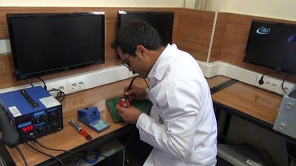 Kamu ve özel iş yerlerinden topladıkları bilgisayarları tamir edip, ihtiyacı olan okullara dağıtıyorlar