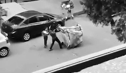 Kağıt toplayıcısı kızın yardımına simitçi koştu