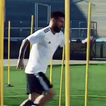 Messi dribble son chien, Suarez et une équipe de foot US, dans ce clip d'adidas