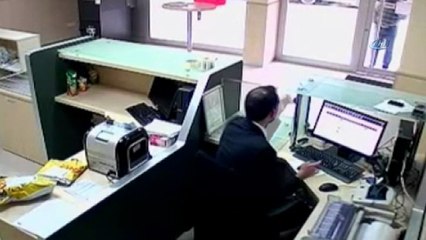 PTT çalışanının bıçaklı soyguncuya canı pahasına direndiği anlar kamerada