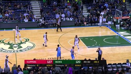 Austin Rivers se prend un vent par l'arbitre