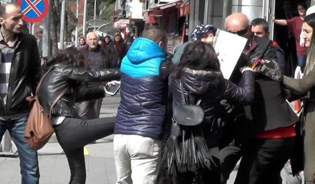 Kavga eden kadınları ayırmakta güçlük çektiler