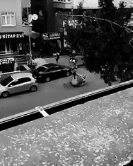 Küçük kağıt toplayıcısına yardım eden simitçi