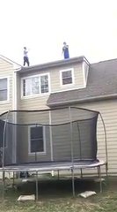 Video herunterladen: Ce débile tente un saut du haut de son toit sur un trampoline... raté