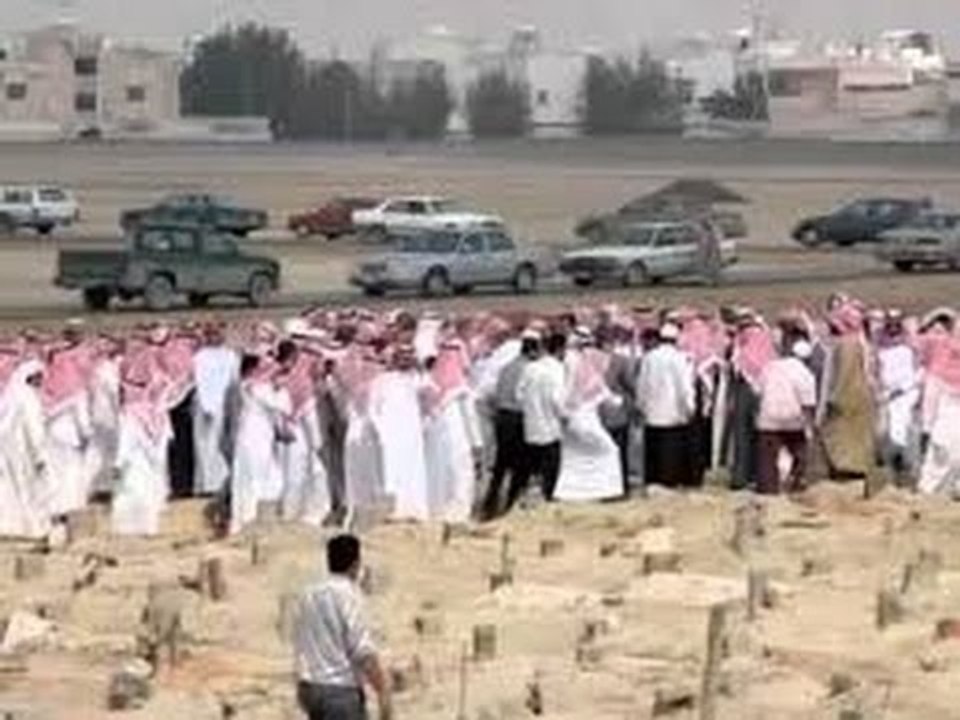 مقبرة في السعودية عمرها اكثر من 20 عاما شاهدوا  ماذا وجدوا فيها؟؟