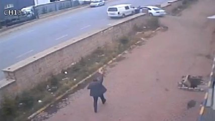 FETÖ Firarisi Kendisini Yakalamaya Çalışan Polise Çarpıp Sürükledi