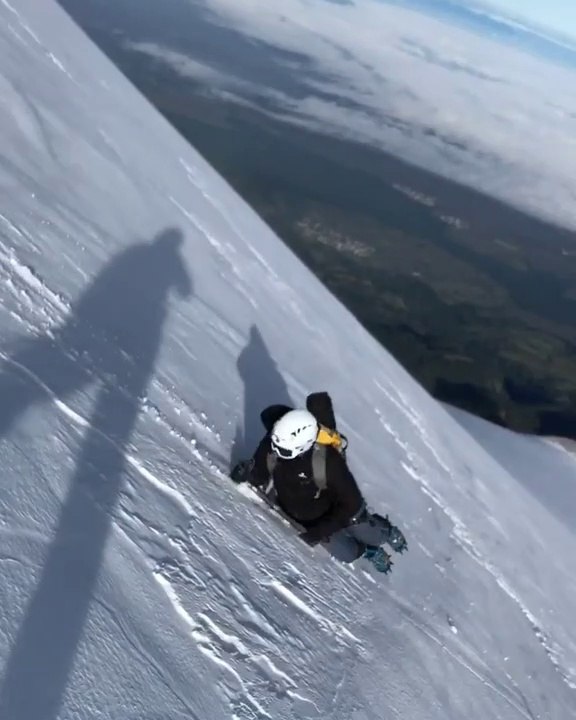 Il glisse et fait une chute interminable lors de l'ascension d'un volcan