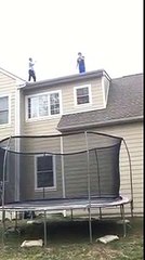 Un jeune saute sur un trampoline depuis le toit d’une maison