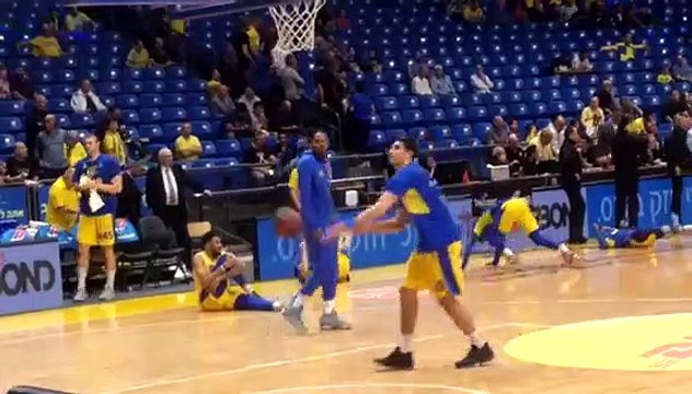 Η καρέκλα του Μιζράχι δίπλα στον πάγκο της Μακάμπι