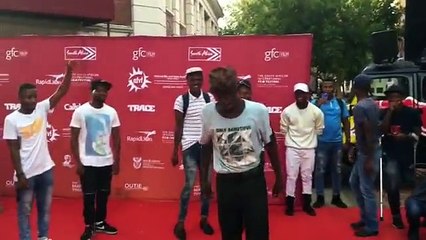 Şapkayı Futbol Topu Gibi Sektirip Şov Yapan Eleman