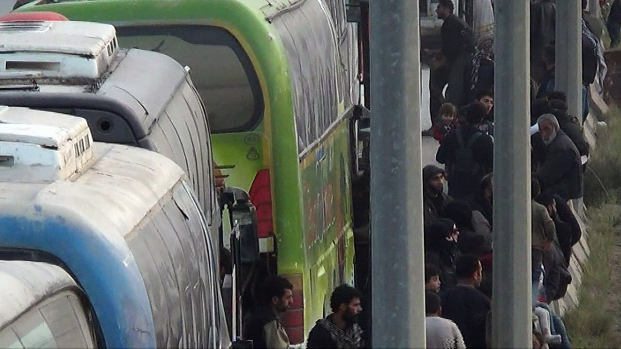 Evacúan rebeldes y civiles de bastión rebelde de Guta