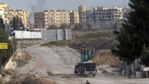مقاتلون ومدنيون يغادرون مدينة حرستا في أول عملية إجلاء من الغوطة الشرقية