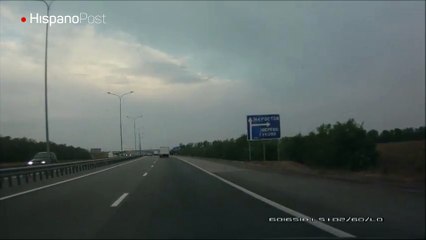 Por imprudente terminó empotrado contra un camión de carga