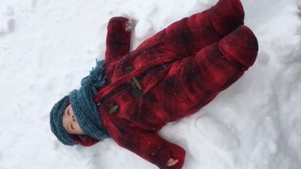 Mamá sacó a su bebé a jugar con la nieve por primera vez en su vida