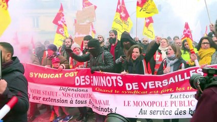 Paris: des milliers de cheminots et fonctionnaires dans la rue