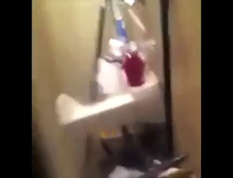 Il fait exploser un pétard dans son lavabo... FAIL