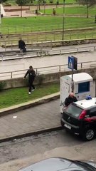 Napoli, giovane aggredisce carabiniere e fugge