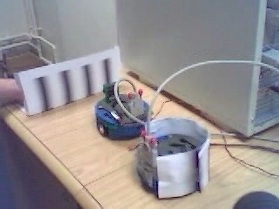 Synchronization of a robot with moving strips