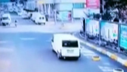 Motosikletlinin kıl payı ölümden kurtulduğu anlar kamerada